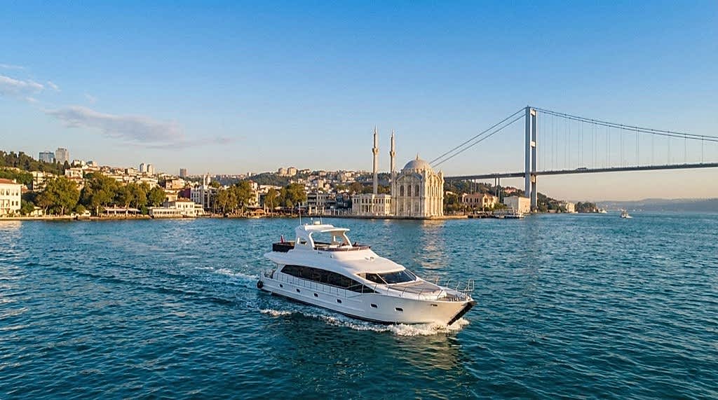 SU Royal Yat - Boğaz Köprüsü ve Ortaköy Camii Önünde